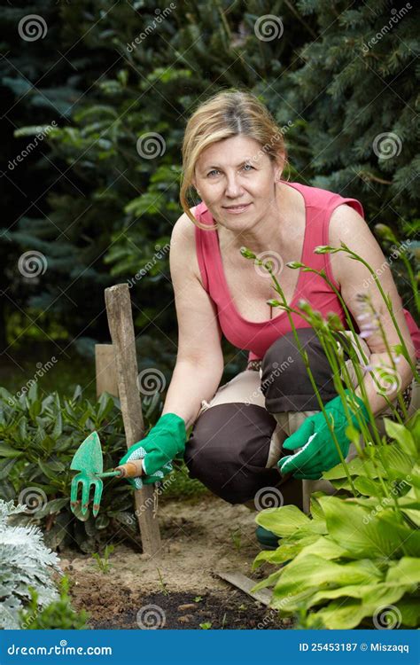 la donna matura lavora nel suo giardino immagine stock immagine di