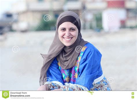 Hijab De Port De Femme Musulmane Arabe Heureuse Image