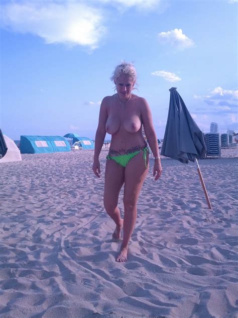 free nude beach babe pictures