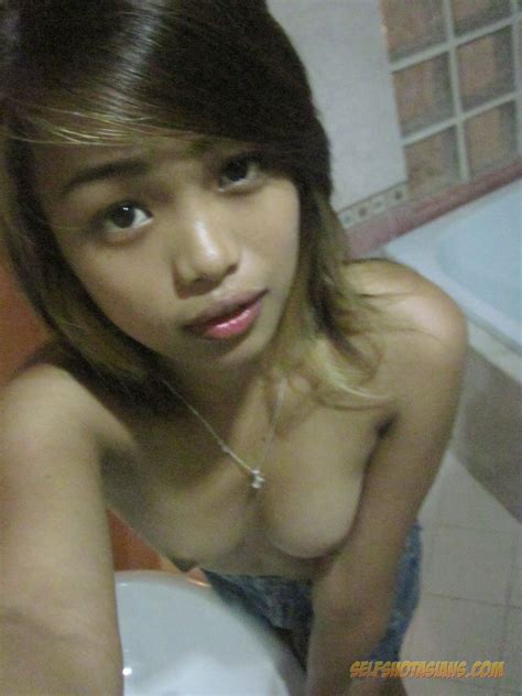 filipina bathroom selfie