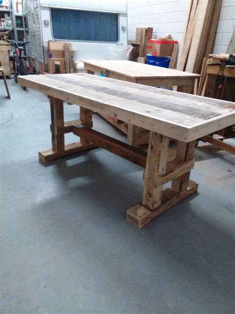 tafel gemaakt van oude pallets en gebruikt steigerhout