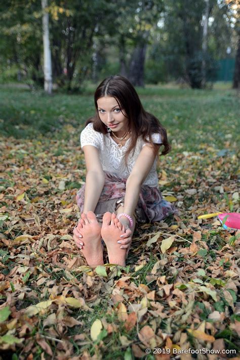 barefoot show sexy beauty anastasia with funny toes and