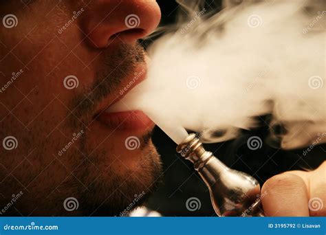 rokende waterpijp stock foto image  tabak long mens