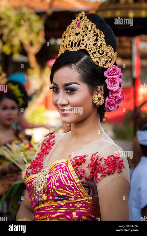 Schöne Junge Balinesische Frau In Traditioneller Kleidung Bei Sanur
