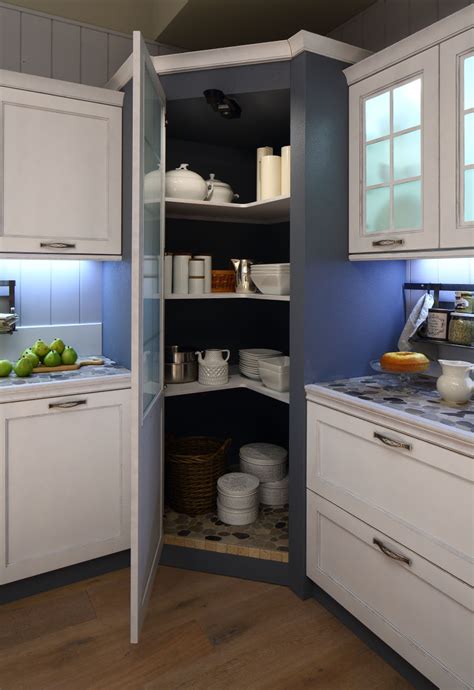 Una cucina ad angolo nera con un paraschizzi in piastrelle, una piccola isola cucina con. Arrex Le Cucine consiglia: inserisci una colonna dispensa nella tua