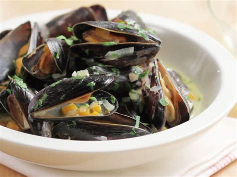 Mussels Steamed In White Wine Recipe Eatsmarter