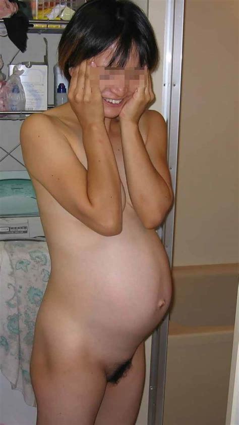 【妊婦素人エロ画像】真っ黒な乳首と妊娠線が出た臨月の