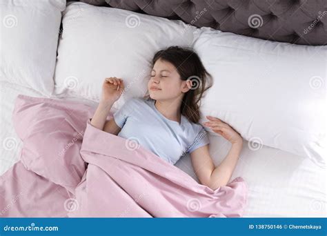 Niña Hermosa Que Duerme En Cama Foto De Archivo Imagen De Dormido