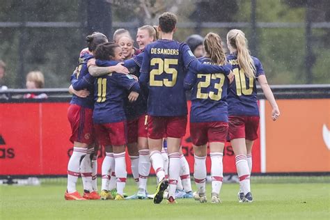 ajax vrouwen overtuigt met ruime winst  klassieker