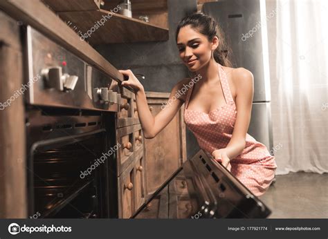 Sexy Junge Frau Schürze Ofen Öffnen Und Lächelnd Küche — Stockfoto