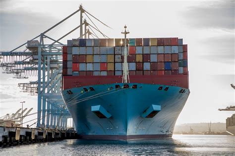 maersk containership sets cargo handling world record  port  los angeles