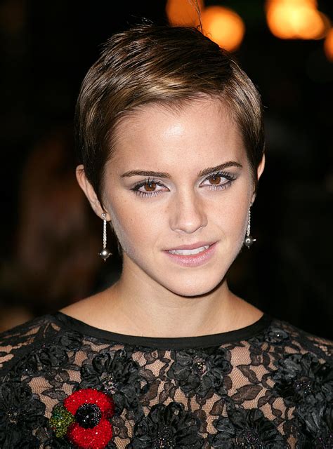 Emma Watson Side Parted Pixie Hairstyle And Haircut Women Hairstyles