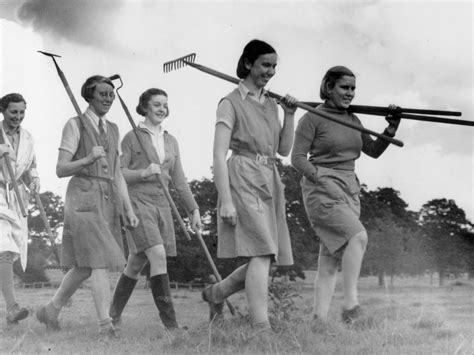 women praised  work  wartime    close  week