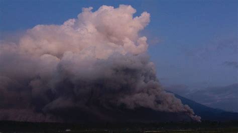 Indonesias Mt Semeru Unleashes Ash Lava River In New Eruption
