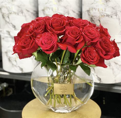 25 Roses In Clear Glass Vase My Divine Decors Flower Boutique