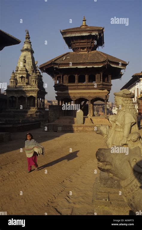 asien nepal kathmandu tal bhaktapur mädchen geht über den durbar