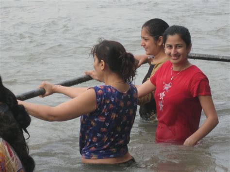 indian girls bathing at ganga river chuttiyappa