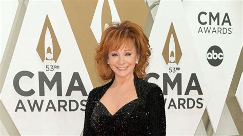 reba mcentire reflects on 2020 from her mother s death to her new
