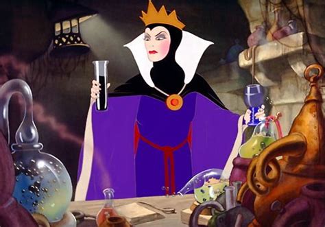 The Evil Queen Making The Potion Villanos De Disney