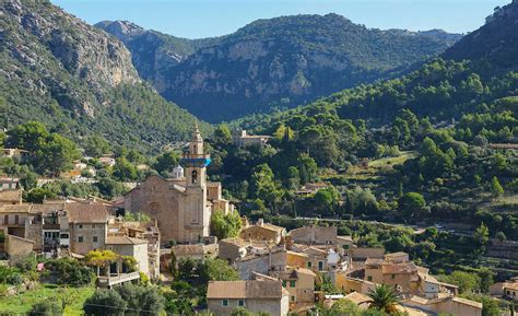 das kloster  valldemossa ist ein touristenmagnet