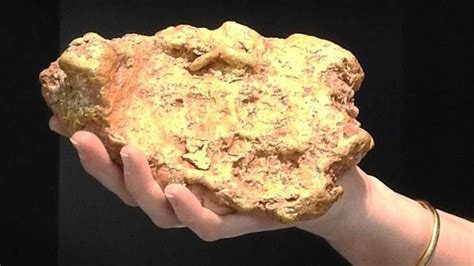 massive  gold nugget discovered  australia  retired man whos