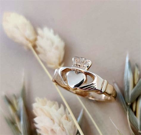 wear  claddagh ring correctly claddagh design