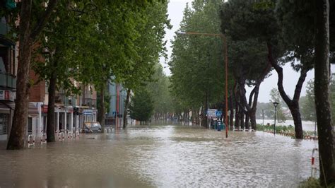 zeker duizend mensen geevacueerd om hevige overstromingen  noord italie buitenland nunl