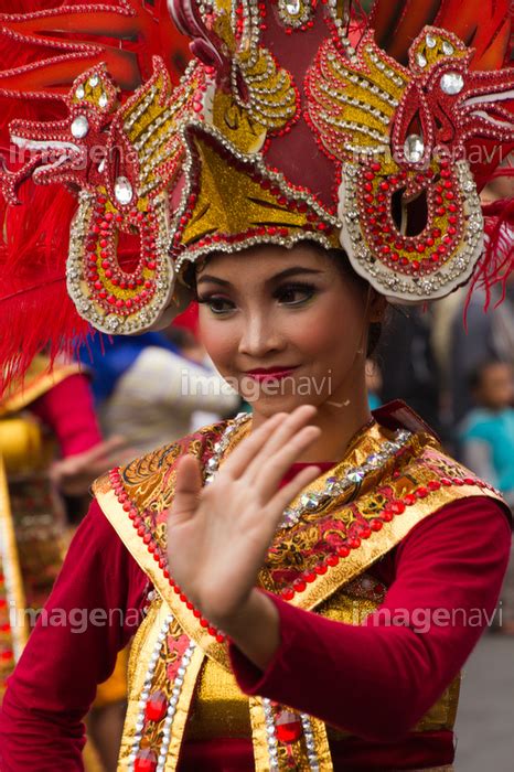 【先住民族 民族衣装 1人 アジア 伝統 祝典 昼】の画像素材 60083018 写真素材ならイメージナビ