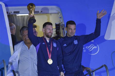 Argentina Team Greeted By Huge Crowd After Returning From World Cup