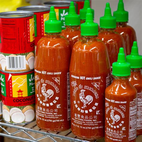 Huy Fong 28 Oz Sriracha Hot Chili Sauce