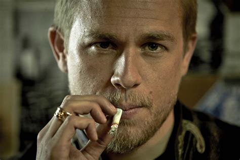 charlie hunnam    return   sons  anarchy spinoff sick chirpse