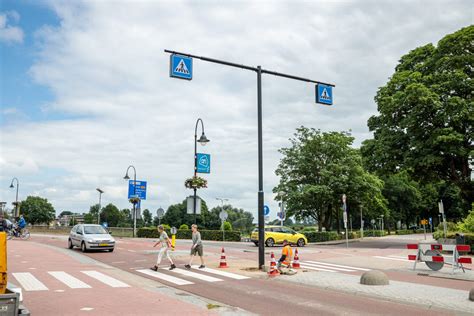 verlichte portalen bij zebrapaden  stationsweg geplaatst de ommenaar