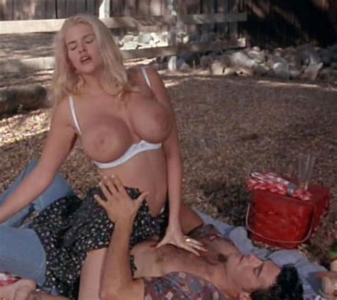 celebrity anna nicole smith big nude boobs in sex scene caps pichunter