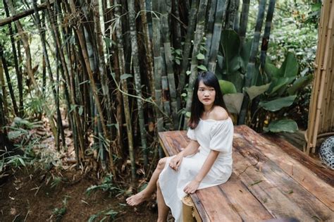 Jeune Femme Asiatique Se Détendre Dans La Forêt Belle Femme Heureuse