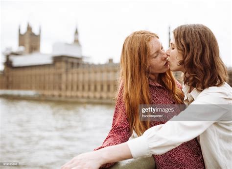 Couple De Lesbiennes Sembrasser Au Pont De Westminster Photo Getty Images