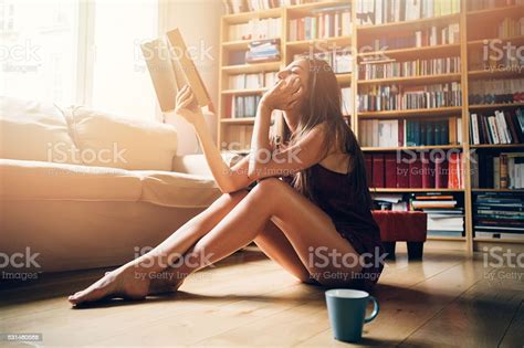 섹시한 책을 읽고 있는 여자 여자에 대한 스톡 사진 및 기타 이미지 여자 책 한 명의 여자만 istock