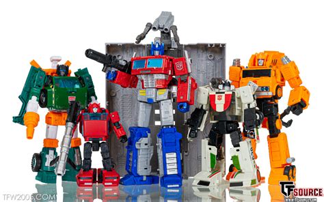 earthrise optimus prime deluxe wave  siege catch  photo galleries  transformers