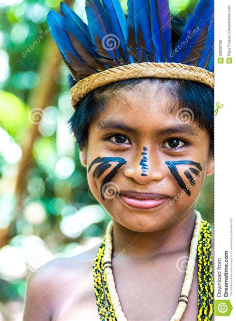 inheemse braziliaanse jongen bij een inheemse stam  amazonie stock