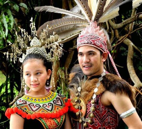 ciri khas suku dayak iban suku pedalaman indonesia