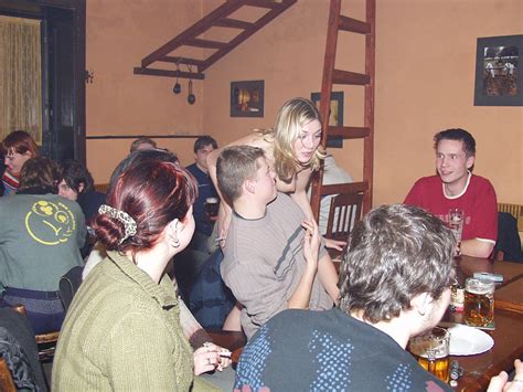 iva littmanova naga kelnerka w pubie 54