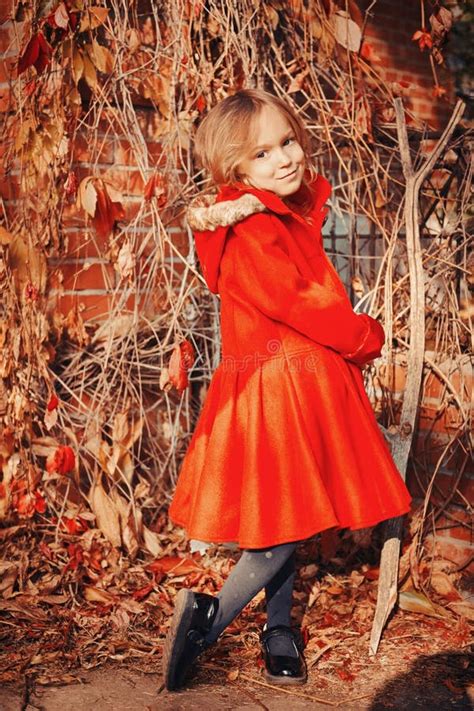 klein meisje  rode trui stock afbeelding image  binnen