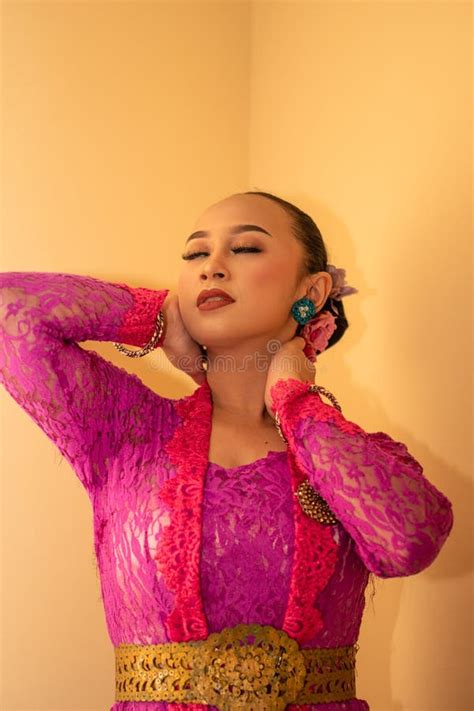 Mulher Balinesa Se Sentindo Sexy Usando Vestido Chamado Kebaya Da