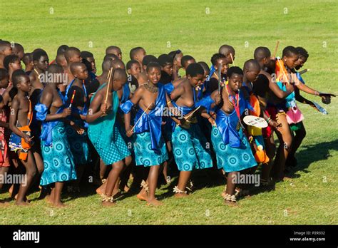 las niñas swazi llevar espada desfile en umhlanga reed dance festival