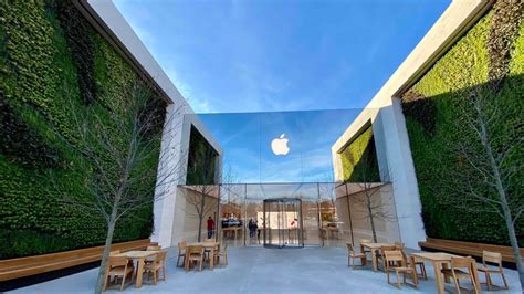 apple narrowly beats estimates reports record   revenue tomac