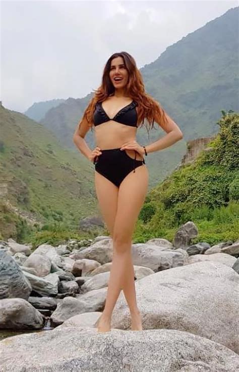 21 hot bikini photos of sonnalli seygall actress from jai mummy di