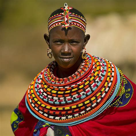 kenya gros plan sur le style vestimentaire ethnique des tribus