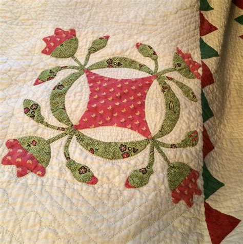 close    quilt   bed  red  green trimmings