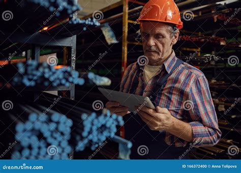 homem maduro  usa pc tablet foto de stock imagem de coordenador contramestre