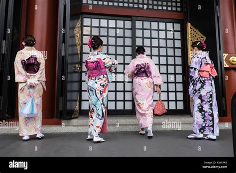 Trajes Tradicionales De Japon Fotografías E Imágenes De Alta Resolución