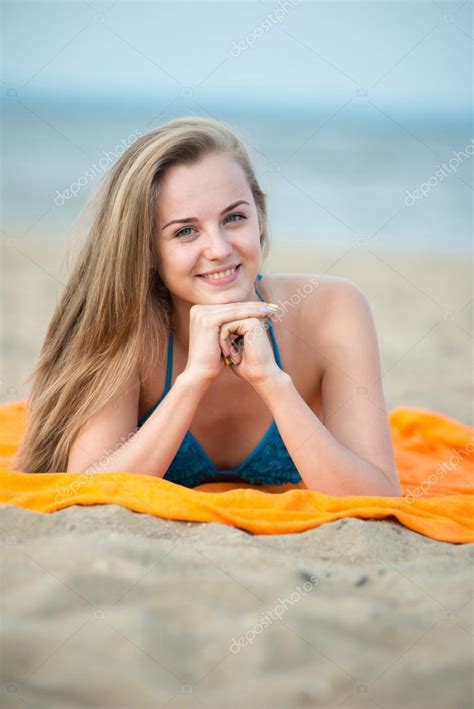 jovencita tomando el sol en una playa hermosa mujer posando en la — foto de stock © markin